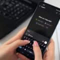 Retailers Tap AI Shopping Traffic but Fight to Keep Customer Data