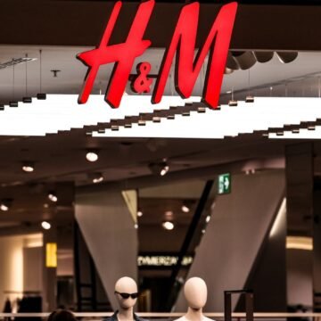 H&M Founding Family Builds Stake as Turnaround Stumbles
