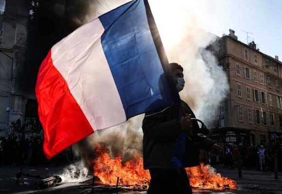 French bond sell-off intensifies after violent protests